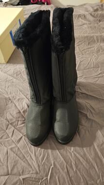 NWOB Life Outdoors Black snow or rain boots Faux Fur lined Zipper on the front